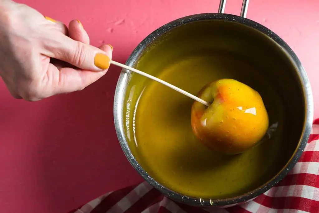 Coating an apple with caramel