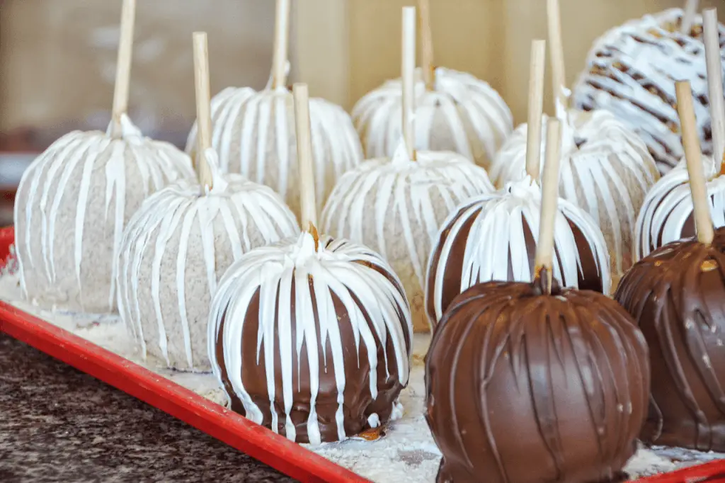 How to Keep Candy Apples From Sticking to Wax Paper